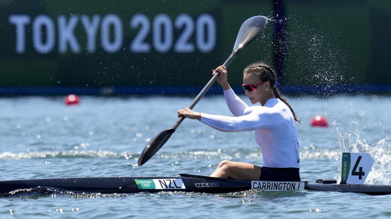 ARCHIVO - La neozelandesa Lisa Carrington compite en la eliminatoria de los 500 metros individual del kayak femenino de los Juegos Olímpicos de Tokio, el 4 de agosto de 2021. (AP Foto/Kirsty Wigglesworth)