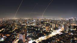 El sistema antiaéreo israelí Cúpula de Hierro lanza proyectiles para interceptar un cohete lanzado desde la Franja de Gaza, en el centro de Israel, el domingo 5 de noviembre de 2023. (AP Foto/Oded Balilty)