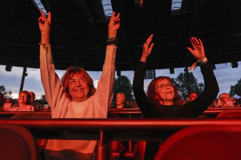 Beverly Cookie Grant, izquierda, y Ellen Shelburne ven a George Thorogood & The Destroyers actuar en el Centro para las Artes Bethel Woods, sede de la Feria de Arte y Música de Woodstock, el viernes 14 de junio de 2024 en Bethel, Nueva York. (Foto AP/Julia Nikhinson)