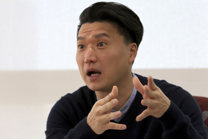 En esta imagen de archivo, Adam Crapser, un surcoreano adoptado, durante una entrevista en Seúl, Corea del Sur, el 2 de enero de 2019. (AP Foto/Ahn Young-joon, archivo)