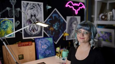 Kelly McKernan posa para un retrato el 15 de agosto de 2023, en Nashville, Tennessee. McKernan es una de tres artistas que presentaron una demanda por el uso de sus imágenes en programas de Inteligencia artificial. (Foto AP/George Walker IV)