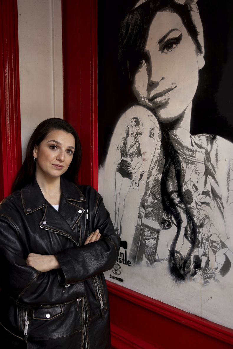 Marisa Abela posa para un retrato en el pub Dublin Castle durante la promoción de la película Back to Black el viernes 22 de marzo de 2024 en Londres. (Foto Vianney Le Caer/Invision/AP)