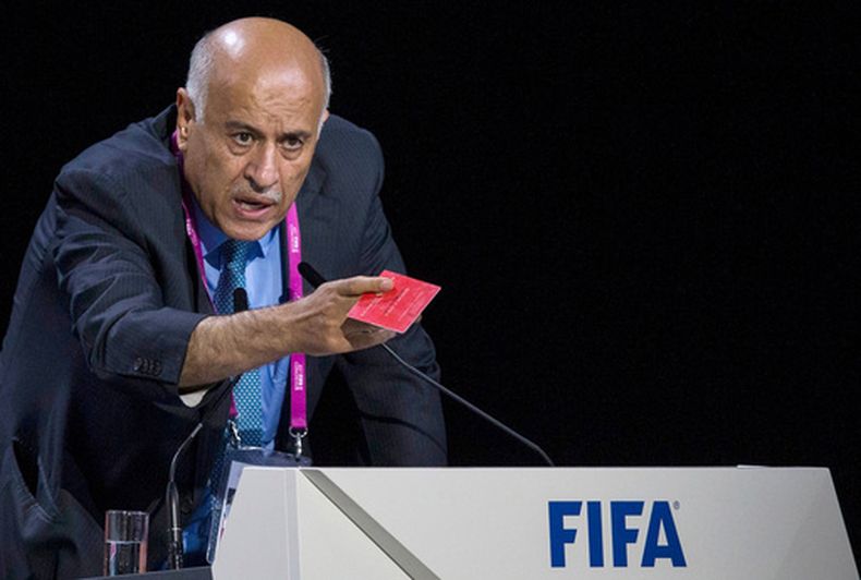 ARCHIVO - Jibril Rajoub, presidente de la Asociación de Fútbol de Palestina, habla durante el 65to Congres de FIFA, en Zurich, Suiza, el viernes 29 de mayo de 2015. (Patrick B. Kraemer/Keystone via AP, Archivo)