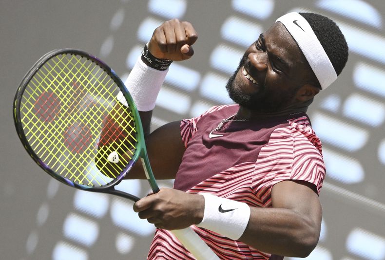 El estadounidense Frances Tiafoe celebra durante el partido de cuartos de final ante el italiano Lorenzo Musetti en el torneo de Stuttgart, el viernes 16 de junio de 2023. (Marijan Murat/dpa via AP)