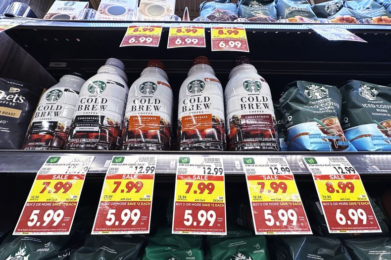Productos en un supermercado en Chicago el 19 de septiembre del 2024. (Foto AP/Nam Y. Huh)