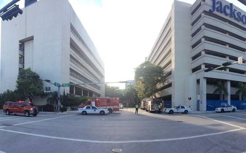 Las autoridades no creen probable que un niño que visitaba Miami Beach procedente del oeste de Africa y que fue ingresado en el hospital este fin de semana tenga el virus del ébola.  Al niño lo llevaron al Hospital Mount Sinai cuando se sintió mal. Un por