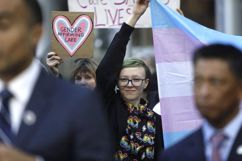 El fiscal general del Washington Nick Brown en una conferencia de prensa tras una audiencia en un tribunal de Seattle sobre la orden del presidente Donald Trump sobre atención médico para jóvenes transgénero el 28 de febrero del 2025. (AP foto/Manuel Valdes)