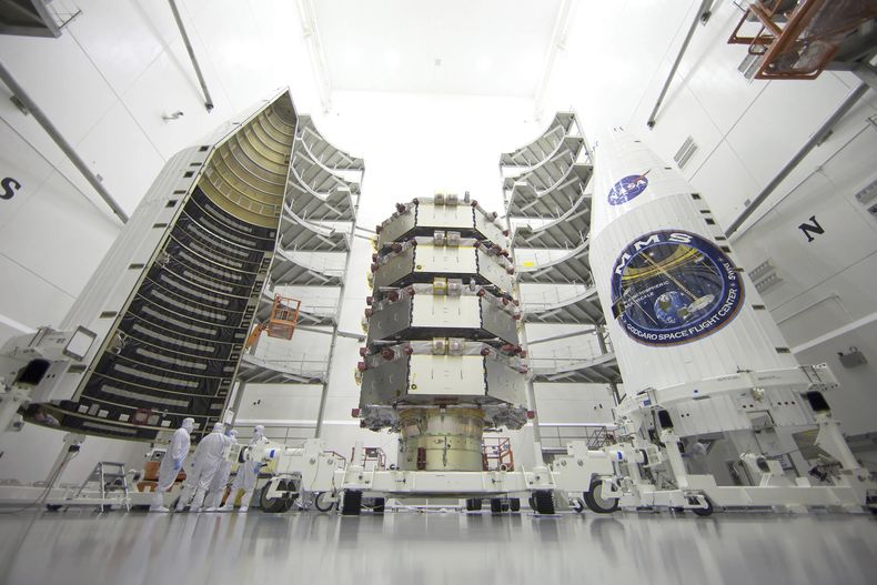 Los cuatro satélites magnetosféricos multiescala (MMS, por sus siglas en inglés) de la NASA, en la instalación de Operaciones Espaciales de Astrotech en Titusville, Florida, en marzo de 2015. (NASA vía AP)