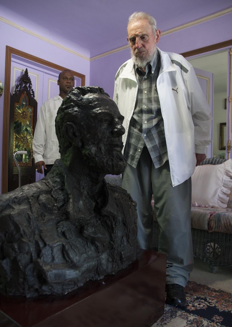 Fidel Castro 2012 con estatua