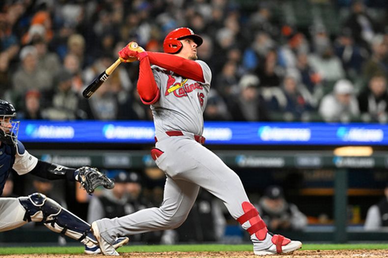 Nolan Gorman, de los Cardenales de San Luis, observa tras conectar un elevado de sacrificio en la octava entrada de un juego de béisbol contra los Tigres de Detroit, el domingo 5 de abril de 2026, en Detroit. (Foto AP/Jose Juarez)