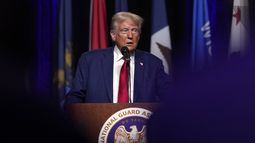 El expresidente Donald Trump, candidato presidencial republicano, habla en la 146ta Conferencia General de la Asociación de la Guardia Nacional de Estados Unidos, el lunes 26 de agosto de 2024, en Detroit. (Foto AP/Carolyn Kaster)
