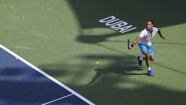 americateve | El rumano Marius Copil devuelve una pelota ante el checo Tomas Berdych en el torneo de Dubai el martes, 25 de febrero de 2014, en Dubai. (AP Photo/Kamran Jebreili)