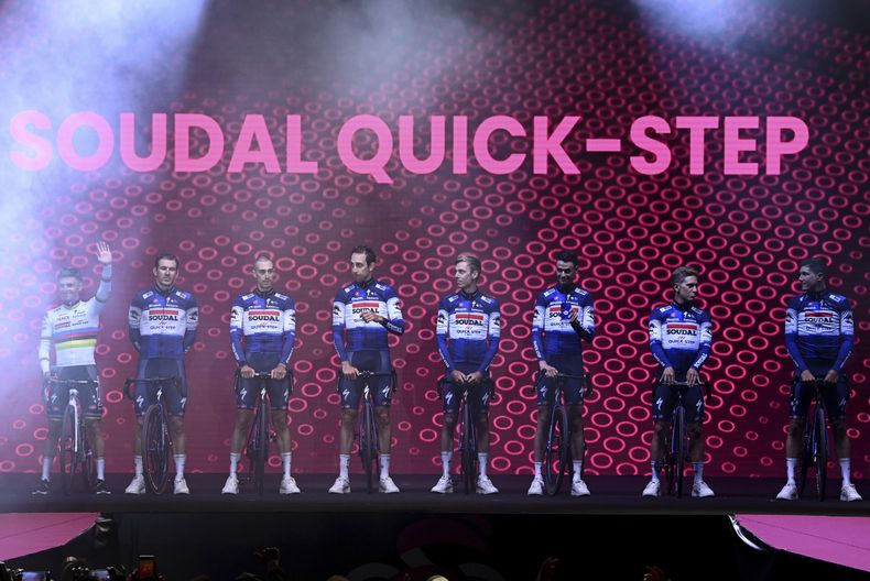 Los integrantes del equipo Soudal Quick-Step posan durante su presentación en el Giro dItalia, en la Plaza Salotto, en Pescara, Italia, el 4 de mayo de 2023. (Fabio Ferrari/LaPresse via AP)