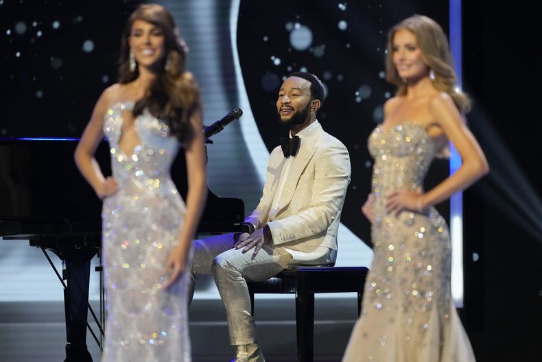 El músico John Legend, centro, durante su número musical en la 72a edición de Miss Universo en San Salvador, El Salvador, el sábado 18 de noviembre de 2023. (Foto AP/Moises Castillo)