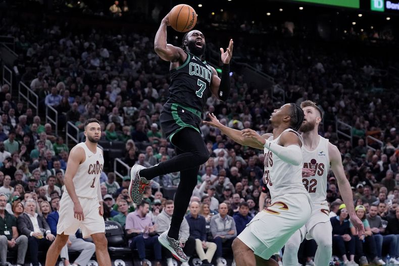 En foto del 15 de mayo del 2024, el base de los Celtics de Boston Jaylen Brown salta hacia la canasta en el juego 5 de la segunda ronda de la postemporada ante los Cavaliers de Cleveland. (AP Foto/Charles Krupa)