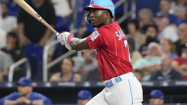 El dominicano Jesús Sánchez de los Marlins de Miami, batea un doble en el encuentro del sábado 29 de abril de 2023, ante los Cachorros de Chicago (AP Foto/Marta Lavandier)