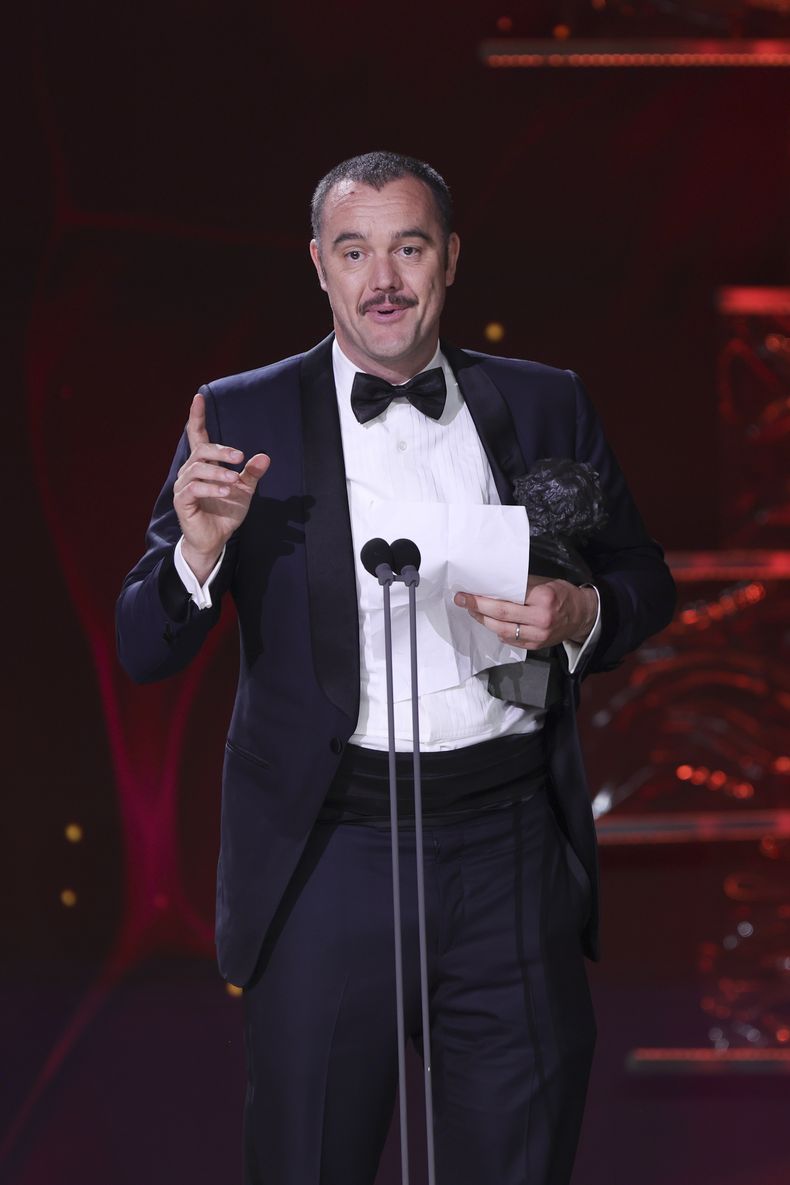 Eduard Grau recibe el premio a mejor cinematografía durante la 39ª ceremonia de los Premios Goya en Granada, España, el sábado 8 de febrero de 2025, en Granada. (Foto AP/Fermin Rodriguez)