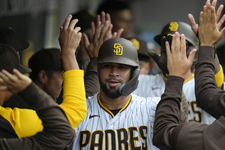 Gary Sanchez de los Padres de San Diego celebra con sus compañeros en el dugout tras conectar su jonrón de dos carreras en la segunda entrada frente a los Cachorros de Chicago el lunes 5 de junio del 2023. (AP Foto/Gregory Bull)