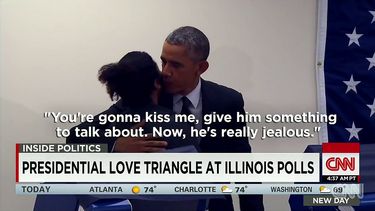 americateve | Mientras el presidente de Estados Unidos se encontraba votando en Chicago el lunes para las elecciones legislativas, un joven le pidió que "no tocara" a su novia