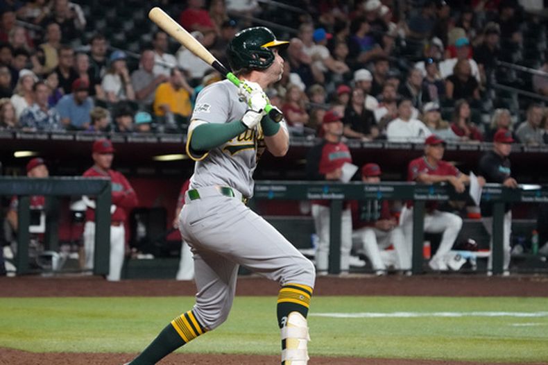 Jeff McNeil, de los Atléticos, batea un sencillo productor de dos carreras frente a los Diamondbacks de Arizona durante la séptima entrada del juego de béisbol de Grandes Ligas, el lunes 20 de julio de 2026, en Phoenix. (AP Foto/Rick Scuteri)