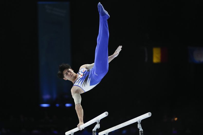 El japonés Daiki Hashimoto compite en las barras paralelas durante la final del concurso completo de hombres en el Mundial de Gimnasia, el jueves 5 de octubre de 2023, en Amberes (AP Foto/Virginia Mayo)