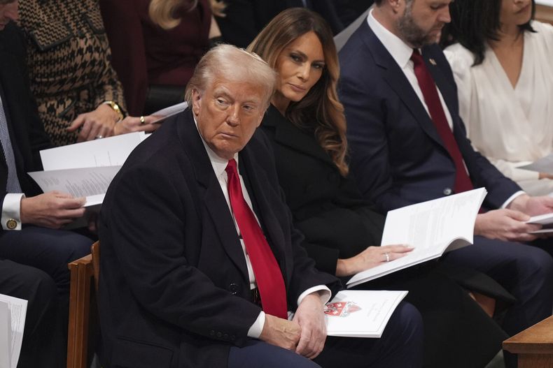 El presidente estadounidense Donald Trump y la primera dama Melania Trump durante el servicio interreligioso celebrado en la Catedral Nacional de Washington, el martes 21 de enero de 2025. (AP Foto/Evan Vucci)