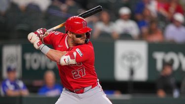 Mike Trout, bateador designado de los Angelinos de Los Ángeles, espera por un lanzamiento durante la primera entrada del juego de béisbol de Grandes Ligas contra los Rangers de Texas, el miércoles 8 de julio de 2026, en Arlington, Texas. (AP Foto/Julio Cortez)