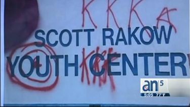 americateve | Distintos lugares en Miami Beach amanecieron con graffitis de corte racistas y antisemitas.