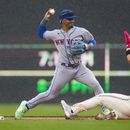 El campocorto de los Mets de Nueva York Francisco Lindor lanza a primera base en un doble play de Dominic Smith y Alex Call de los Nacionales de Washington el sábado 13 de mayo del 2023. (AP Foto/Alex Brandon)