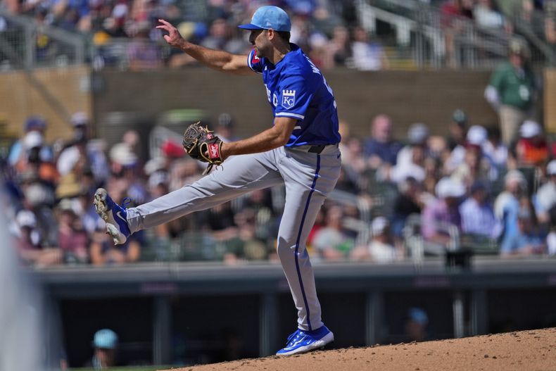 Michael Wacha, abridor de los Reales de Kansas City, lanza en contra de los Diamondbacks de Arizona, durante la tercera entrada del juego de béisbol de primavera, el jueves 14 de marzo de 2024, en Scottsdale, Arizona. (AP Foto/Matt York)