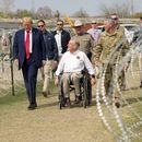 ARCHIVO - El virtual candidato republicano a la presidencia, el expresidente Donald Trump, platica con el gobernador de Texas, Greg Abott, durante una visita a la frontera entre Estados Unidos y México, el 29 de febrero de 2024, en Eagle Pass, Texas. (AP Foto/Eric Gay, Archivo)