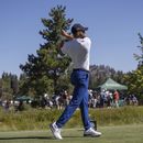 Stephen Curry realiza su tiro de salida el viernes 14 de julio de 2023, durante el torneo de golf de celebridades Amerian Century Championship en Stateline, Nevada (Héctor Amezcua/The Sacramento Bee via AP)