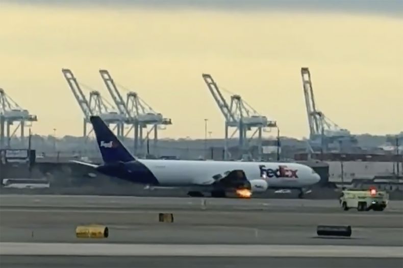 Foto suministrada por Kenneth Hoffman, que muestra a un avión de carga de FedEx haciendo un aterrizaje de emergencia en el Aeropuerto Internacional de Newark en Nueva Jersey el 1 de marzo del 2025. (Kenneth Hoffman via AP)