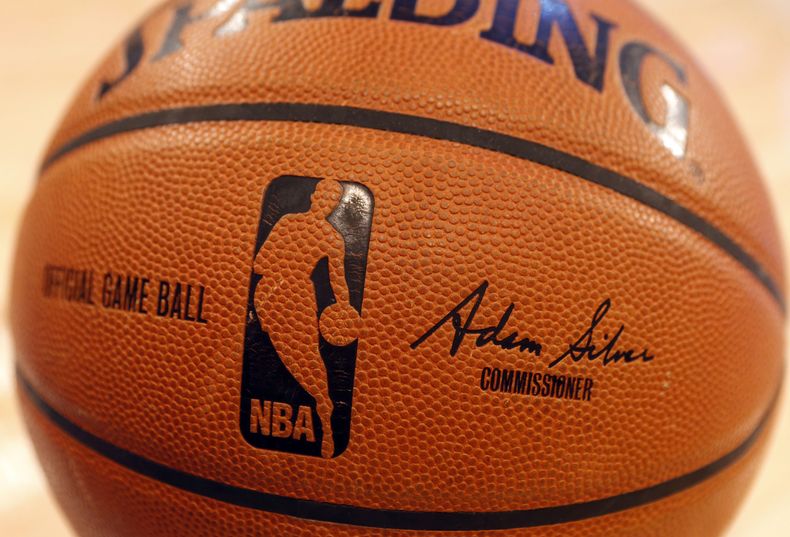 ARCHIVO - El logo de la NBA aparece en el balón oficial previo a un partido de baloncesto el 1 de febrero de 2014, en Nueva York. La NBA dijo el miércoles 24 de julio de 2024 que no aceptó la oferta de mil 800 millones de dólares por año de Warner Bros. Discovery paar seguir su relación de muchos años con la liga y que acordó un contrato con Amazon Prime Video, una medida que representa que la próxima temporada será la última con TNT. (AP Foto/Jason DeCrow, Archivo)