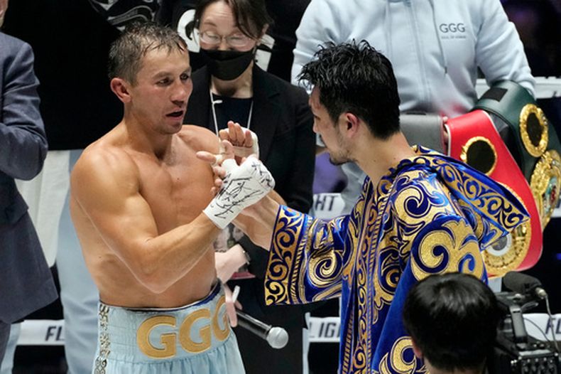 ARCHIVO - Gennadiy Golovkin, de Kazajistán (izquierda), y Ryota Murata, de Japón, se saludan tras una pelea por el título de boxeo en Saitama, cerca de Tokio, el 9 de abril de 2022. (Foto AP/Shuji Kajiyama, Archivo)