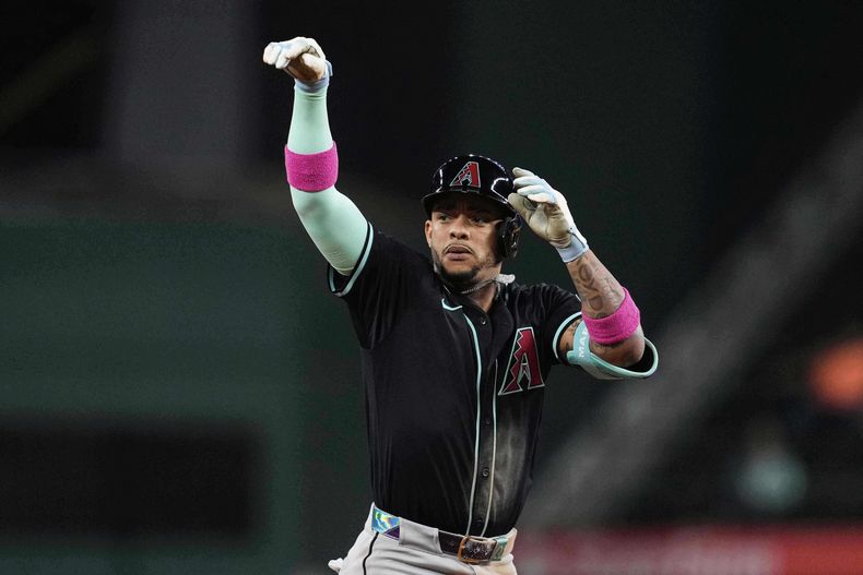 El dominicano Ketel Marte, de los Diamondbacks de Arizona, festeja su jonrón solitario ante los Rangers de Texas, el martes 12 de agosto de 2025 (AP Foto/Tony Gutiérrez)