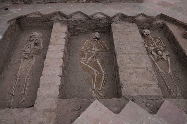 Restos óseos del Hospital Espíritu Santo, que data de 1575, según arqueólogos de ProLima, quedaron al descubierto durante las excavaciones en el Santuario de Santa Rosa de Lima, en Lima, Perú, el martes 25 de agosto de 2026. (Foto AP/Martín Mejía)