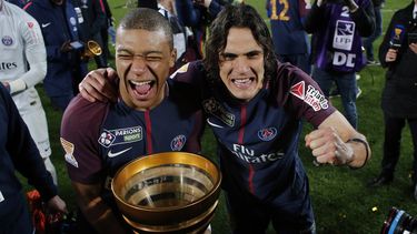 ARCHIVO - Edinson Cavani (derecha) y Kylian Mbappé con el trofeo de campeones de la la Copa de la Liga de Francia tras vencer a Mónaco, el sábado 31 de marzo de 2018, en Burdeos. (AP Foto/Thibault Camus)