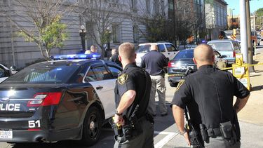 americateve | Polic&iacute;as locales aseguran una zona frente a un edificio federal en Wheeling, Virginia Occidental, el mi&eacute;rcoles 9 de octubre de 2013, tras un tiroteo afuera de un tribunal. Un hombre armado dispar&oacute; el mi&eacute;rcoles en esa corte fede