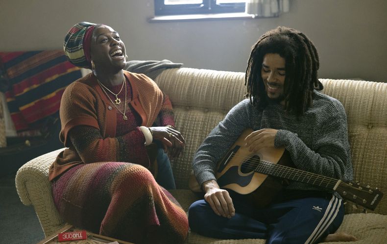 En esta imagen proporcionada por Paramount Pictures, Kingsley Ben-Adir, izquierda, y Lashana Lynch en Bob Marley: One Love. (Chiabella James/Paramount Pictures vía AP)