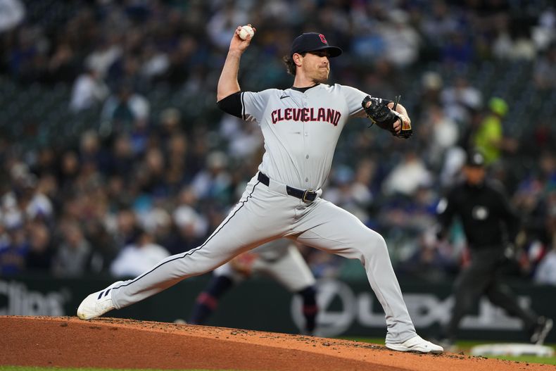 Shane Bieber, abridor de los Guardianes de Cleveland, lanza en el duelo del martes 2 de abril de 2024, ante los Marineros de Seattle (AP Foto/Lindsey Wasson)