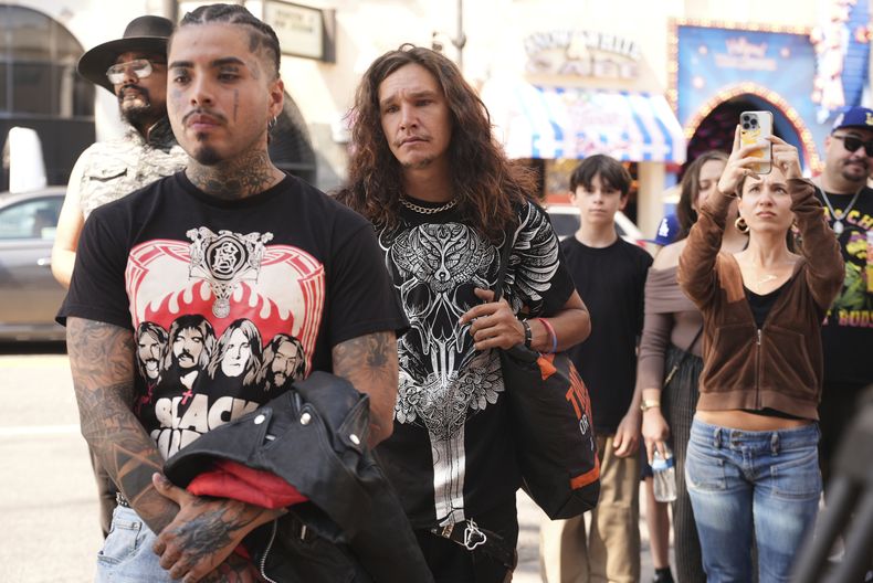 Personas visitan la estrella de Ozzy Osbourne en el Paseo de la Fama de Hollywood el martes 22 de julio de 2025, en Los Ángeles. (Foto AP/Damian Dovarganes)