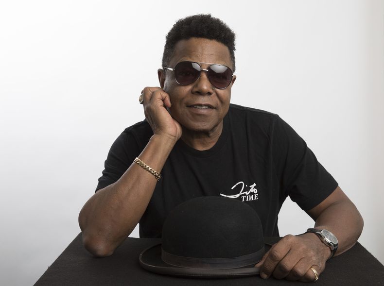 ARCHIVO - Tito Jackson, miembro de los Jackson 5, posa para un retrato en Los Ángeles, el 24 de julio de 2019, para promover su proyecto en solitario, una nueva versión de su canción de 2017 One Way Street. (Foto Mark Von Holden/Invision/AP, archivo)