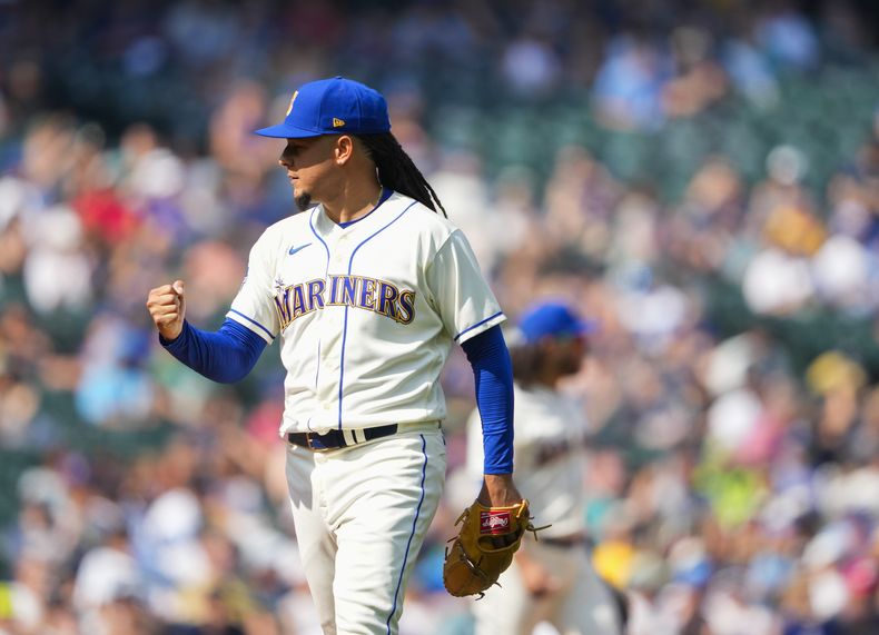 El lanzador dominicano Luis Castillo, abridor por los Marineros de Seattle sale del campo luego de completar siete entradas lanzadas durante el jjuego ante los Reales de Kansas City, en Seattle. Domingo 27 de agosto de 2023. (AP Foto/Lindsey Wasson)