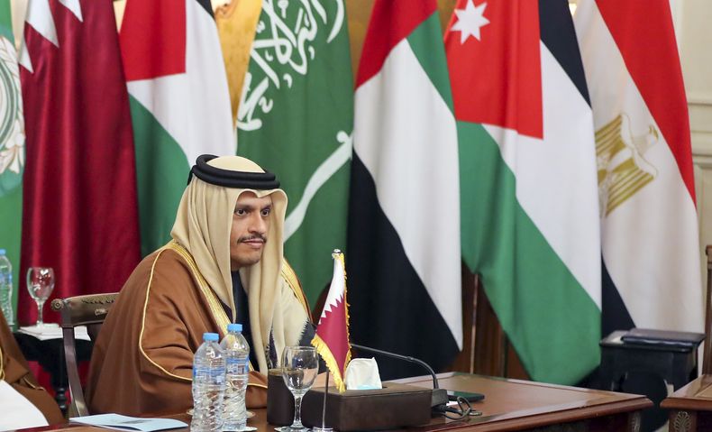 El primer ministro y ministro de Relaciones Exteriores de Qatar, Mohammed Bin Abdulrahman Al Thani, asiste a una reunión de ministros de Exteriores de la Liga Árabe en El Cairo, Egipto, el sábado 1 de febrero de 2025. (AP Foto/Khaled Elfiqi)