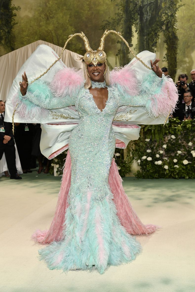 J. Harrison Ghee llega a la gala benéfica del Instituto del Vestido del Museo Metropolitano de Arte para celebrar la inauguración de la exposición Sleeping Beauties: Reawakening Fashion el lunes 6 de mayo de 2024, en Nueva York. (Foto Evan Agostini/Invision/AP)