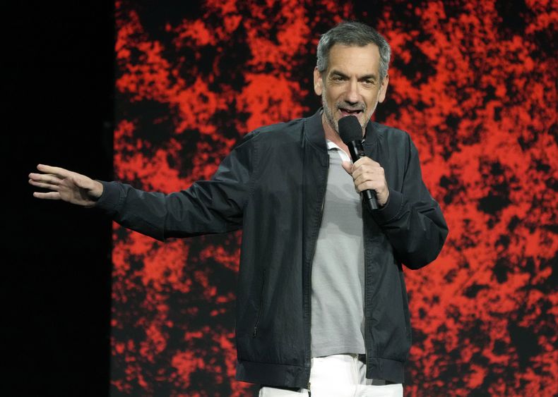 Todd Phillips, director y coguionista de Joker: Folie a Deux, habla sobre la película durante la presentación de Warner Bros. Pictures en CinemaCon 2024, el martes 9 de abril de 2024, en Las Vegas. (Foto AP/Chris Pizzello)