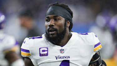 ARCHIVO - El running back Dalvin Cook (4), de los Vikings de Minnesota, corre rumbo al campo de juego previo a un partido de la NFL en contra de los Lions de Detroit, el 11 de diciembre de 2022. Los Vikings y Cook seguirán por caminos separados por morivos de ahorro en el tope salarial. Cook ha sido informado de la decisión del equipo, de acuerdo con una persona con conocimiento de la decisión que habló con The Associated Press el jueves 8 de junio de 2023. (AP Foto/Paul Sancya, Archivo)