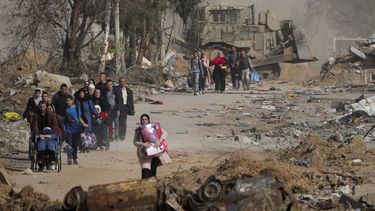 Palestinos huyen al sur en el tercer día de un cese el fuego entre Israel y Hamás en la carretera de Salah al-Din, en el centro de la Franja de Gaza, el 26 de noviembre de 2023. (AP Foto/Hatem Moussa)