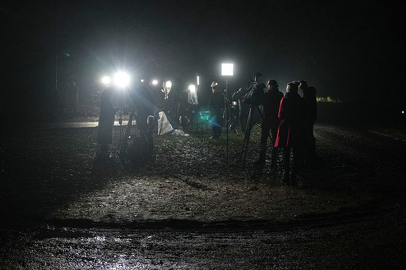 Periodistas esperan en la entrada de la Finca Real de Sandringham, el jueves 19 de febrero de 2026, después de que la policía británica arrestó a Andrew Mountbatten-Windsor por presunta conducta indebida en el ejercicio de un cargo público. (AP Foto/Alastair Grant)